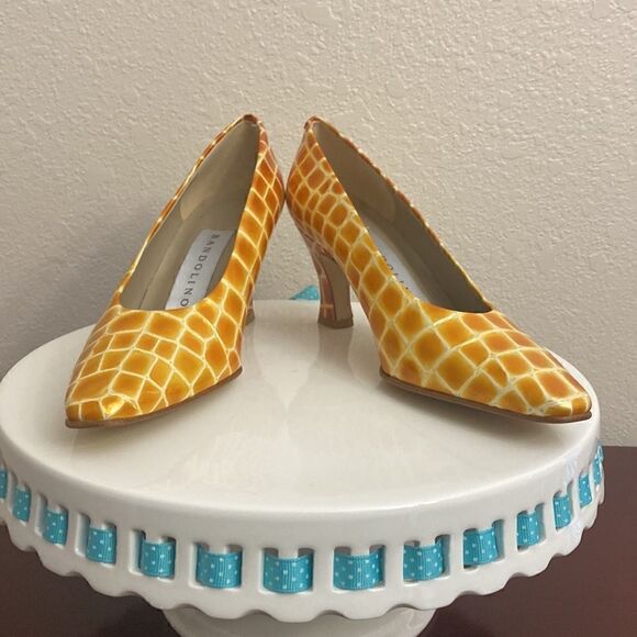 🦒🦒Unique Bandolino  Made in Spain Copper and White design!! - Picture 3 of 9